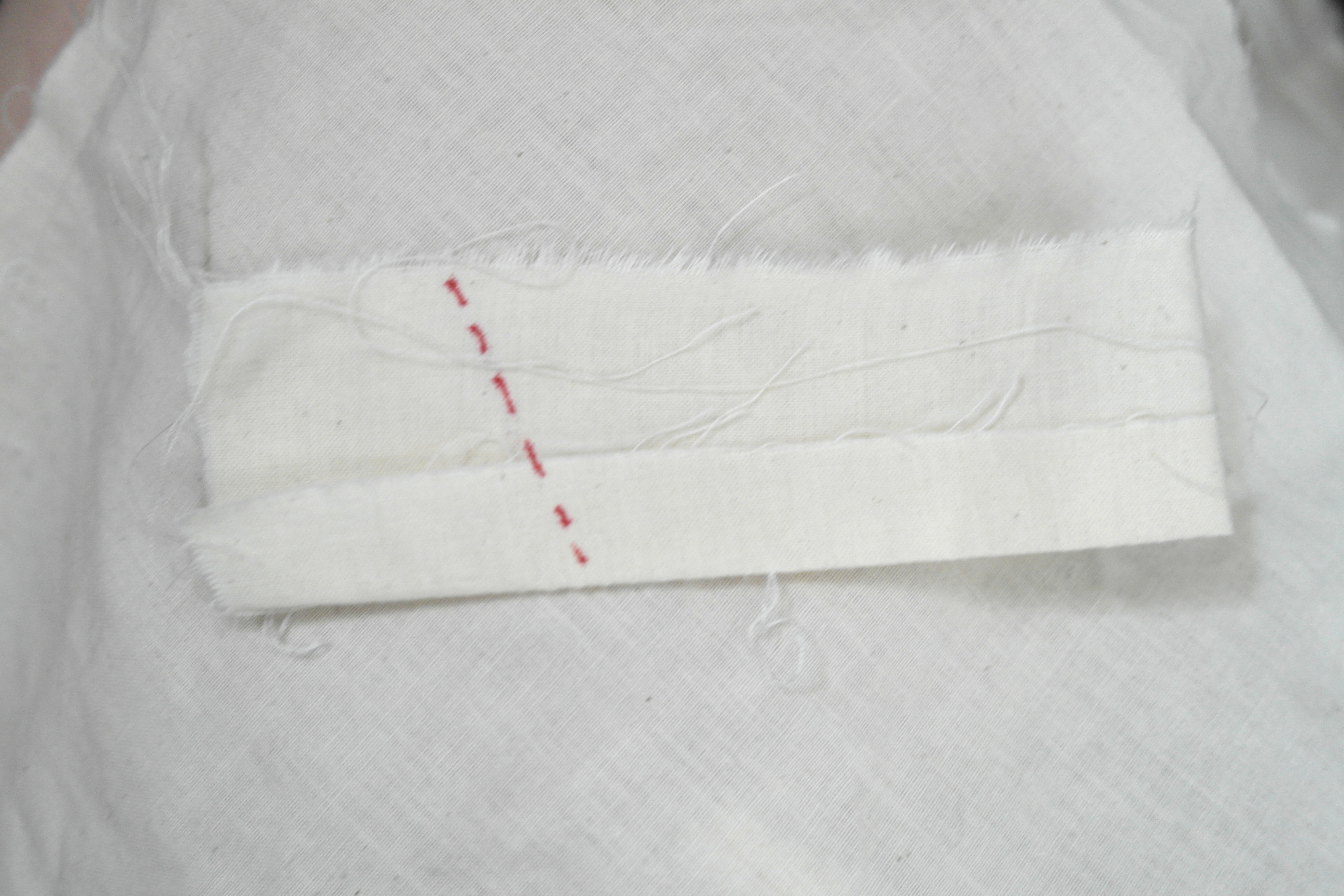1. Measure your hand with the piece of thin fabric, mark it with the pen and sew on the reverse side.