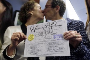 Suzanne Bryant, left, and Sarah Goodfriend, right, exchange a kiss as they pose for a portrait with their marriage license following a news conference, Thursday, Feb. 19, 2015, in Austin, Texas. Despite Texas' longstanding ban on gay marriage, the same-sex couple married Thursday immediately after being granted a marriage license under a one-time court order issued for medical reasons. (AP Photo/Eric Gay) 02202015xNEWS 02212015xALDIA